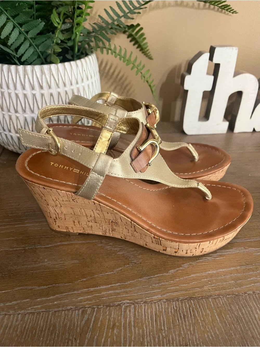 TOMMY HILFIGER Myrtie 2 3.5in Wedge Heel Sandal with Gold Horsebit Sz 7.5